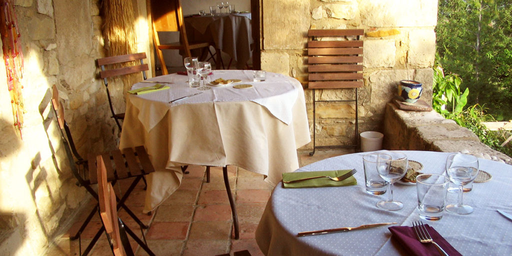 La table d'hôtes de notre gîte en Ardèche : Le soir sur la terrasse